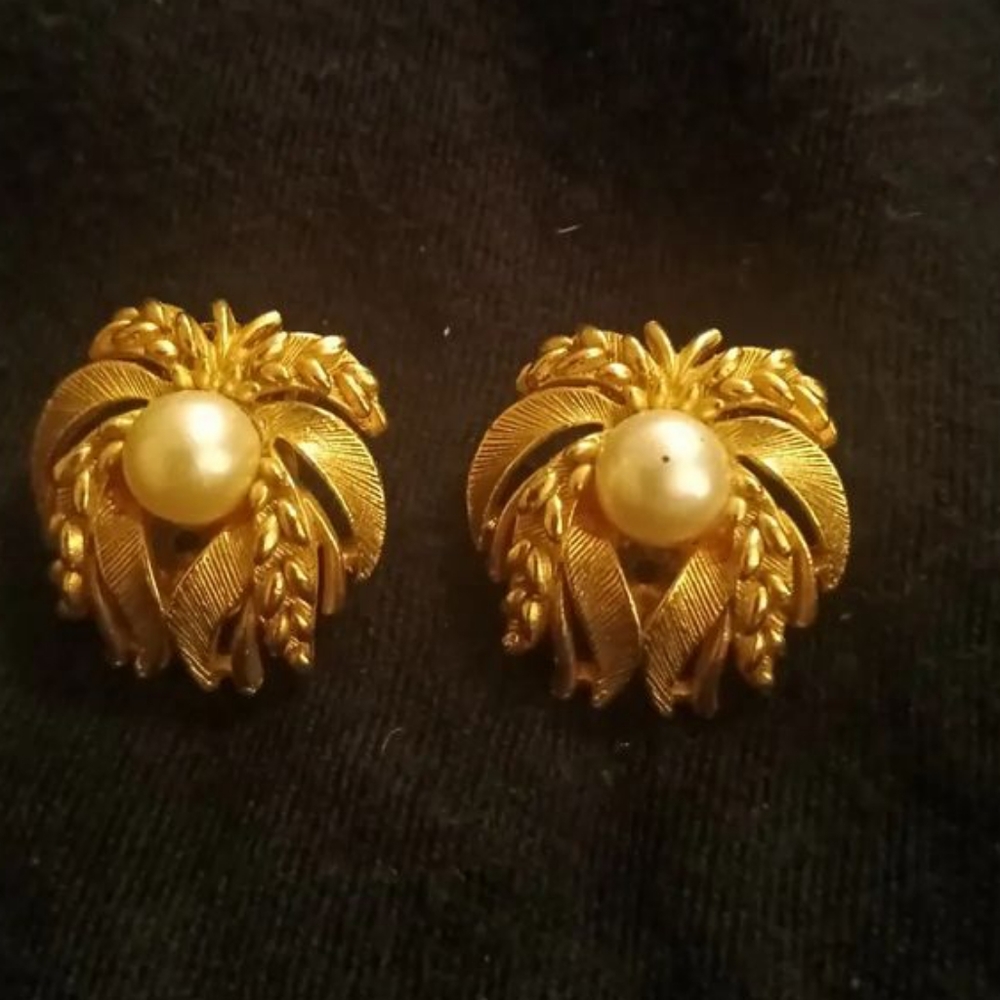 Vintage faux pearls and golden leaves clip earrings.
